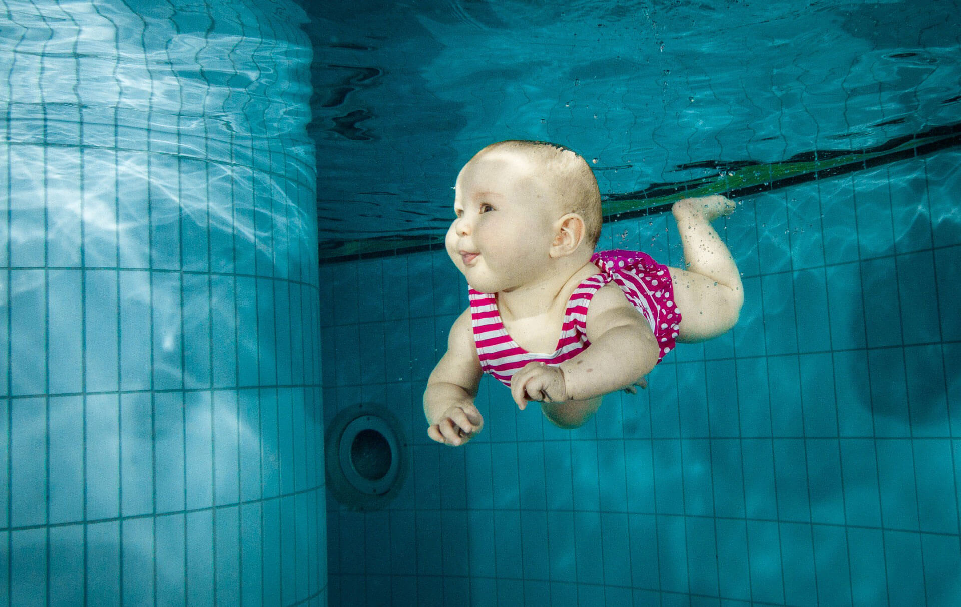 Baby swimminng underwater